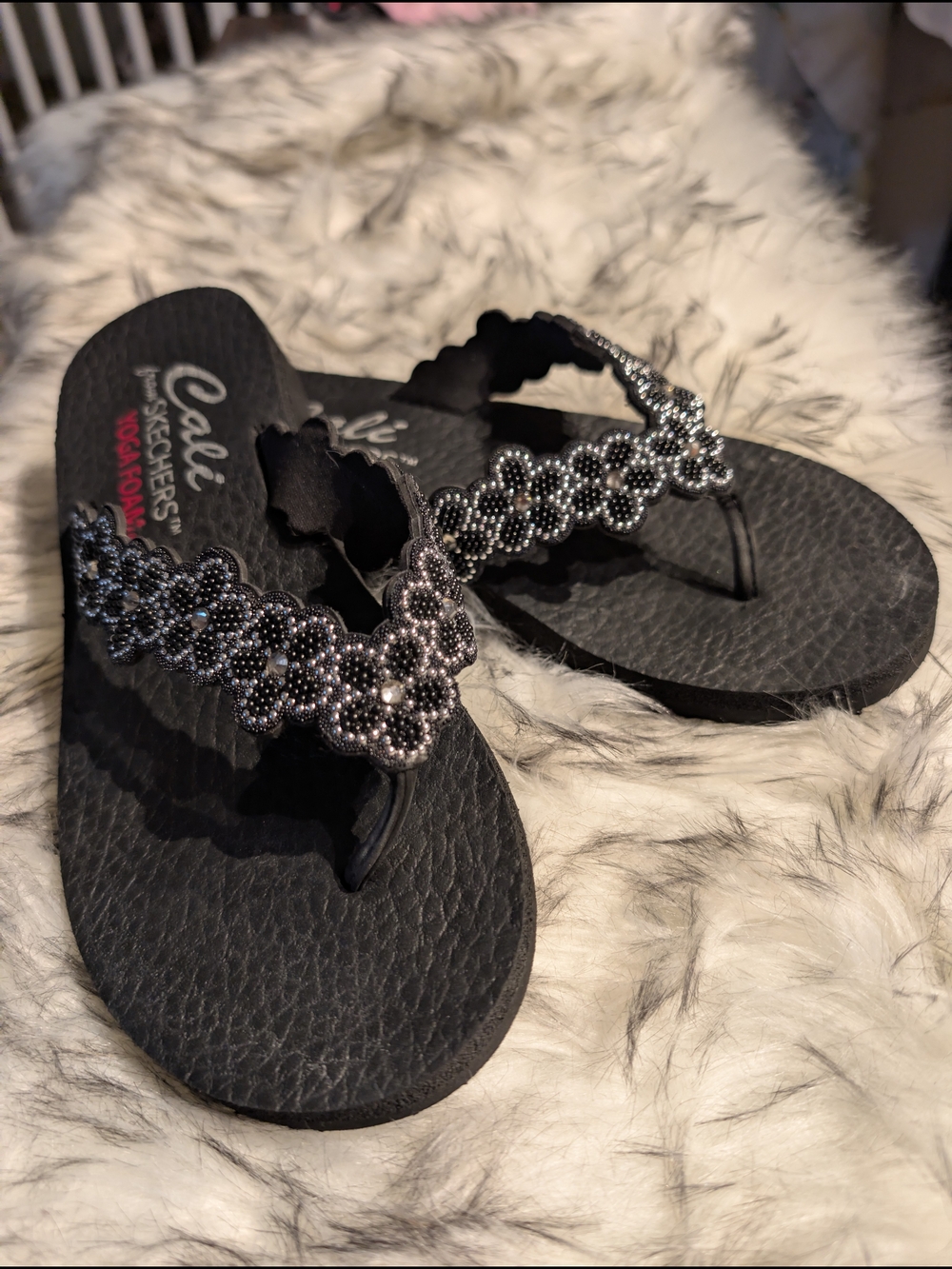 Skechers Black Beaded Floral Thong Sandals - Picture 3 of 4